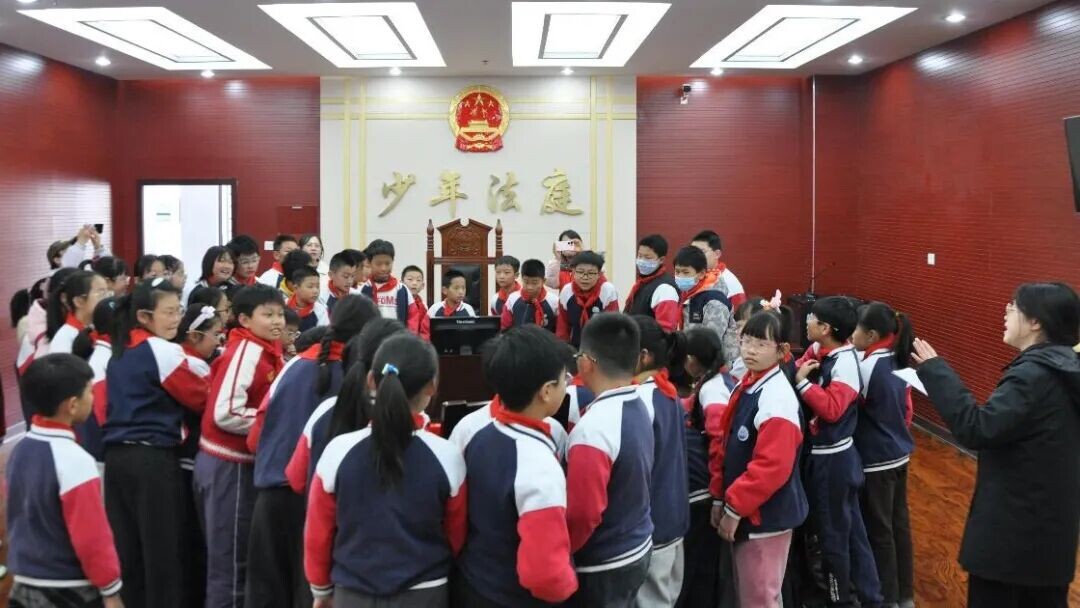 弘扬宪法精神 建设法治铜官