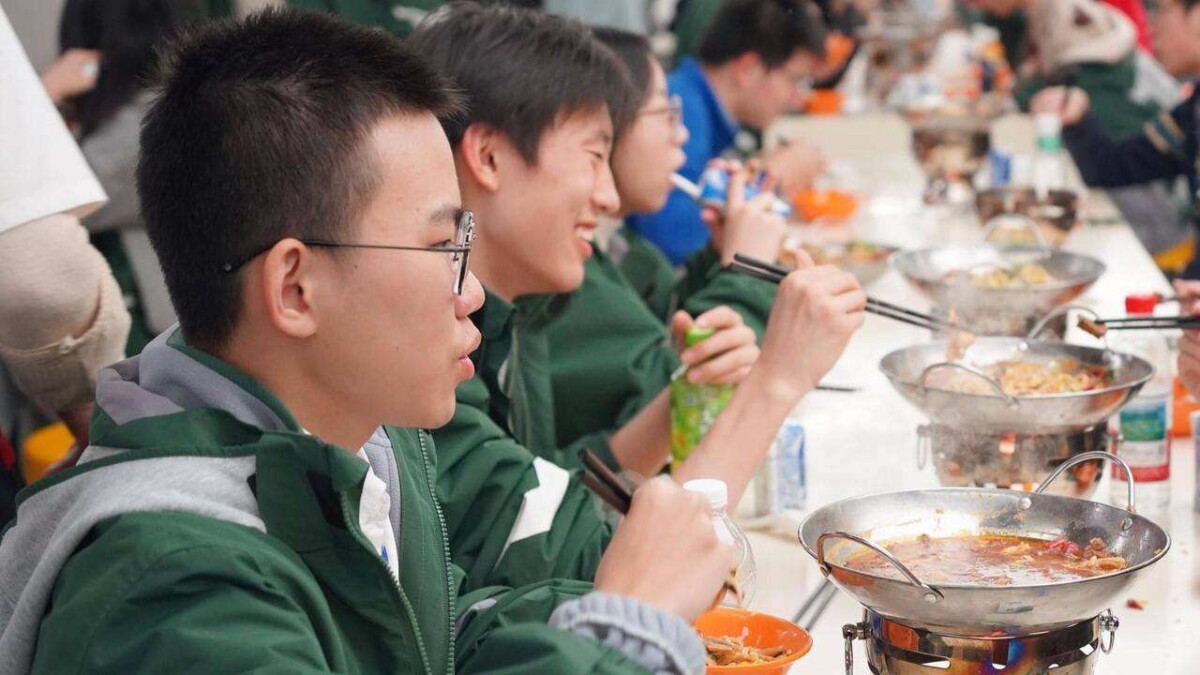 鍋仔、烤魚、小吊梨湯杭州高中的冬日食堂太香了！
