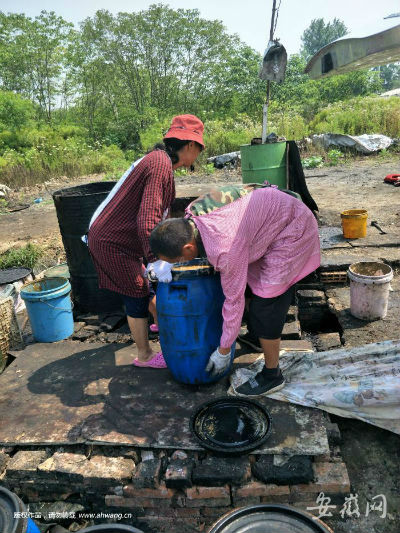 记者昨日回访时，看到两人把桶内污物倒入铁锅，疑似进行炼油。