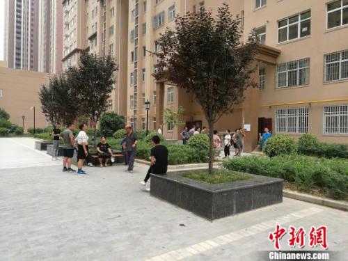 資料圖：西安某小區(qū)，業(yè)主在樓下納涼。張梟攝
