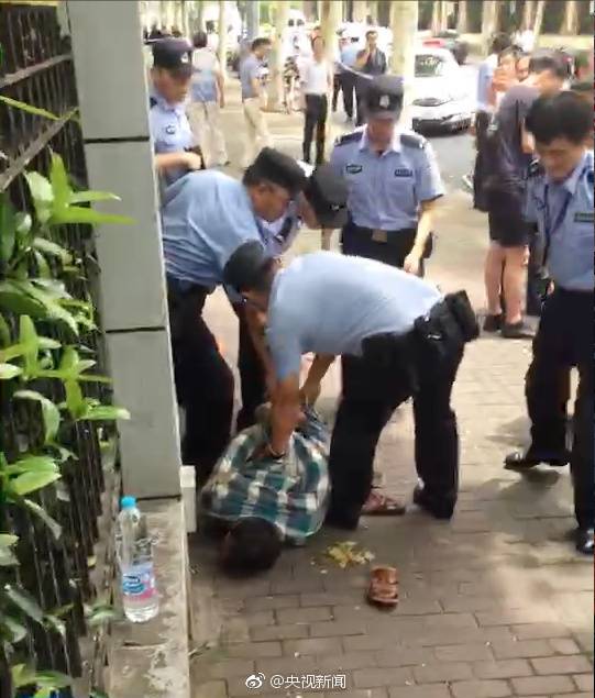 上海一男子持刀傷人致2死2傷 系生活無著報復(fù)社會