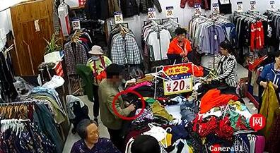 男子挑衣服挑走其他顧客5000元 監(jiān)控拍下全過(guò)程