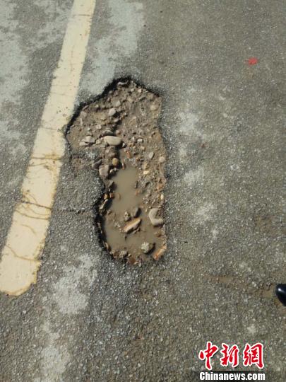 勤政路上的一處破損路面?！±钍劳髷z