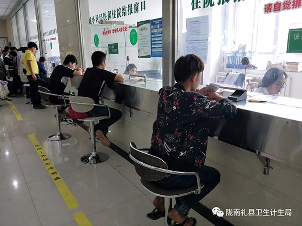 甘肅再通報老人跪醫(yī)院窗口前:窗口工作人員停職