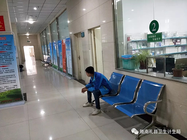甘肅再通報老人跪醫(yī)院窗口前:窗口工作人員停職