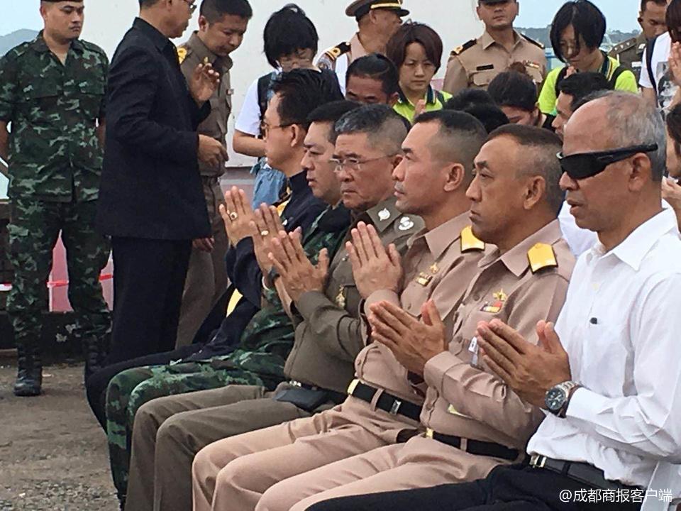 遇难者家属前往普吉沉船事发地悼念 跪地失声痛哭