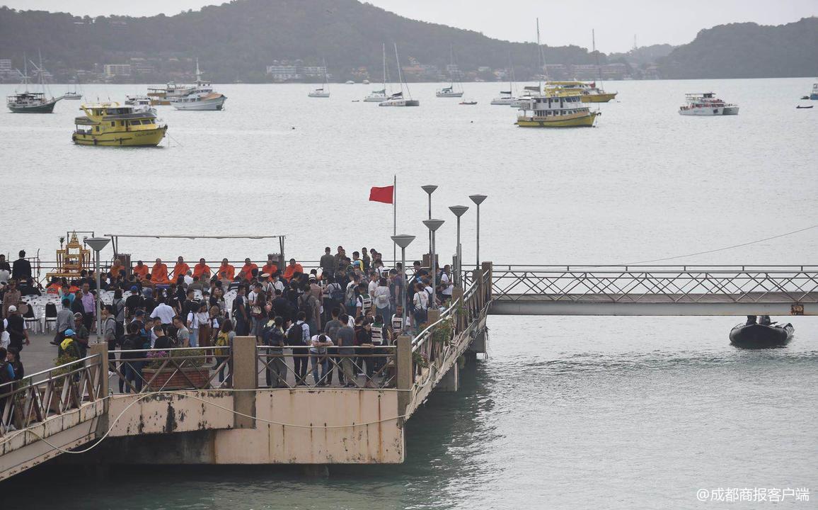 遇难者家属前往普吉沉船事发地悼念 跪地失声痛哭