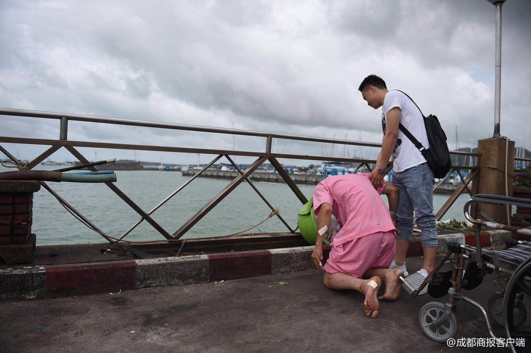 遇难者家属前往普吉沉船事发地悼念 跪地失声痛哭