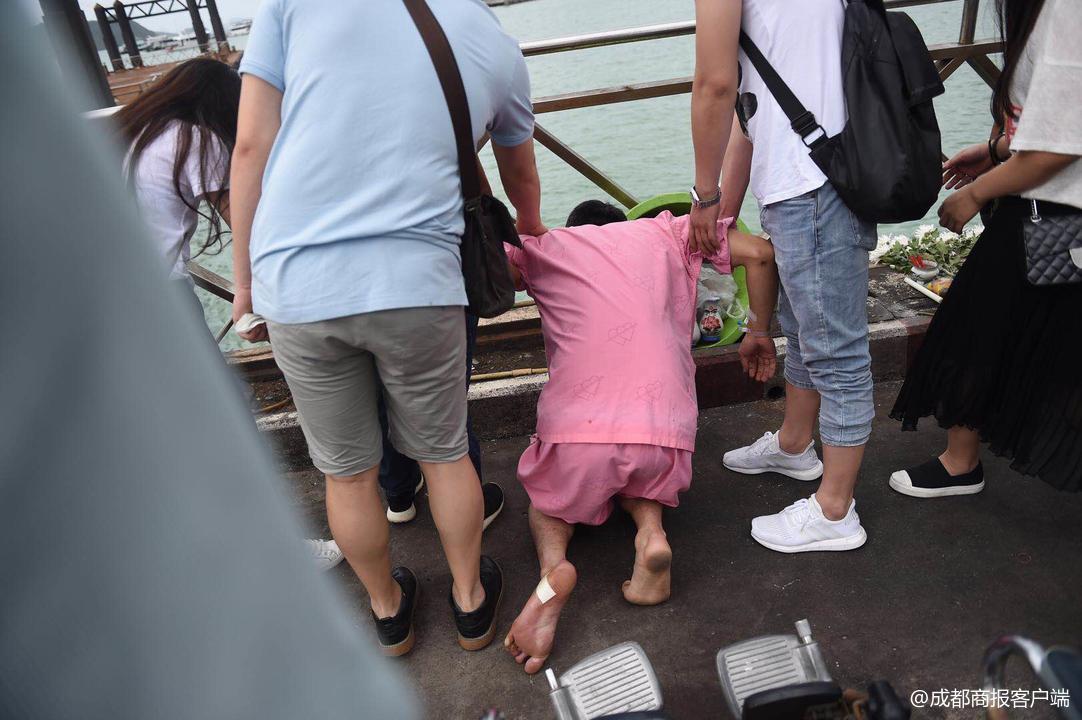 遇難者家屬前往普吉沉船事發(fā)地悼念 跪地失聲痛哭