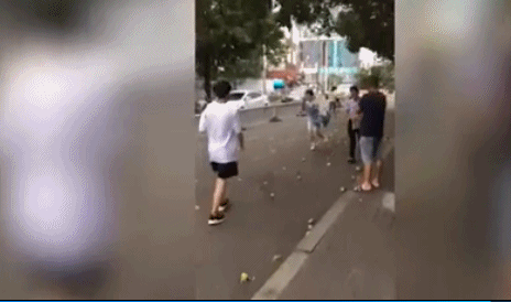 臺風(fēng)瑪莉亞登陸福建 市民拿麻袋上街撿吹落芒果