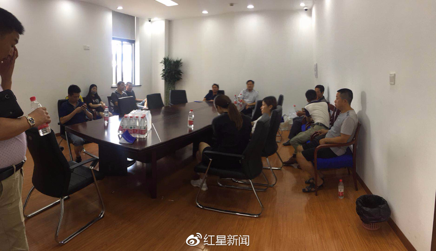 今晨，多名家属陆续赶到吴淞海事局等待最新搜救结果