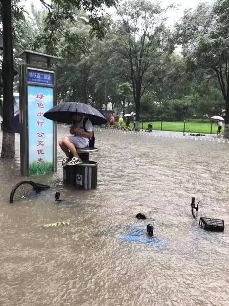 人民日報:蕭敬騰不休息 我們的城市如何避雨