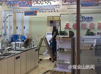 男子持刀杀死前女友后自残 已被警方控制