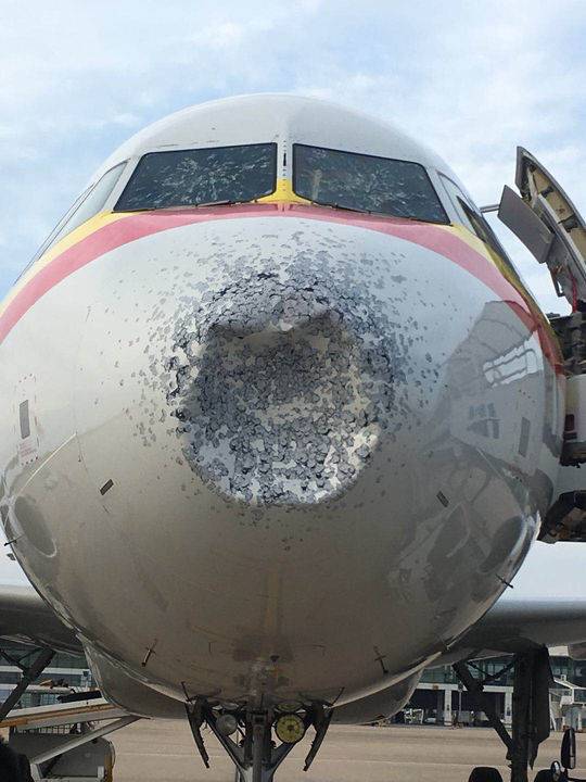 天津航空A320客機(jī)高空遭遇雹擊 雷達(dá)失效風(fēng)擋裂開(kāi)