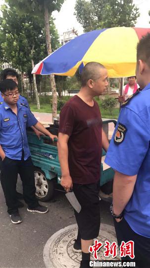 邢臺(tái)一商販持刀揮砍城管隊(duì)員警方已介入調(diào)查（圖）