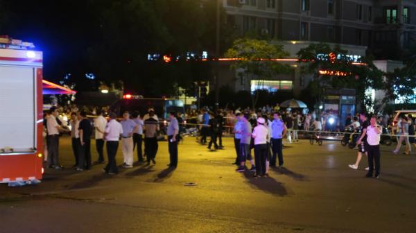 杭州奔馳失控撞人致3人死 碗口粗行道樹被連根撞起
