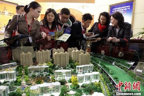 資料圖：購房人在樓盤看沙盤并咨詢售樓工作人員。<a target='_blank'  _fcksavedurl='http://www.chinanews.com/' _fcksavedurl='http://www.chinanews.com/'>中新社</a>發(fā) 湯彥俊 攝