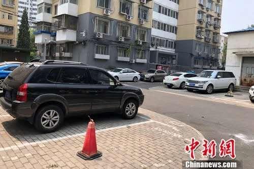 北京某小區(qū)內(nèi)停在停車位或小區(qū)路邊的車。<a target='_blank'  _fcksavedurl='http://www.chinanews.com/' _fcksavedurl='http://www.chinanews.com/' >中新網(wǎng)</a>記者 程春雨 攝