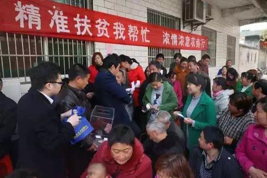 俠客島:村民點(diǎn)煤油燈 貧困縣為何敢斥巨資修廣場(chǎng)?