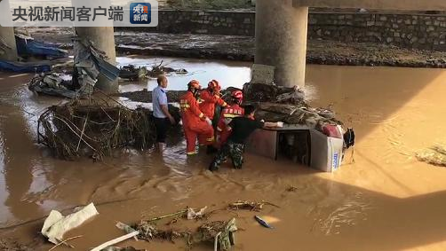 甘肃白银强降雨引发山洪多辆车被冲入黄河 已致8死