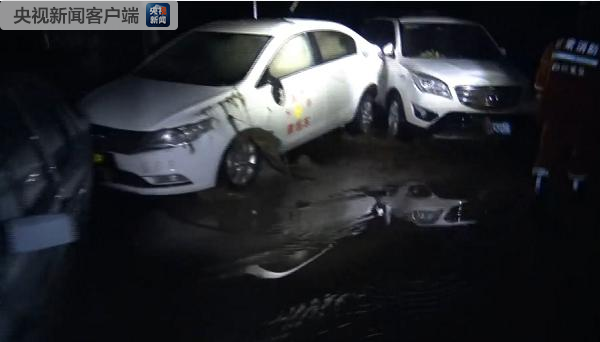 甘肃白银强降雨引发山洪多辆车被冲入黄河 已致8死