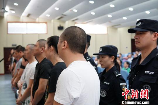 湖北首例“非法中介”涉黑案一審宣判主犯獲刑19年