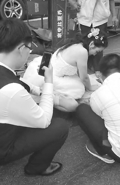 大連醫(yī)生穿婚紗跪地救人 網(wǎng)友:你老公很幸福