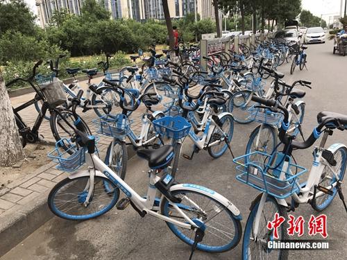 8月份，北京郊區(qū)某地突然出現(xiàn)大批的共享單車。中新網(wǎng) 吳濤