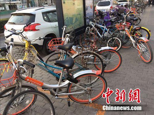 資料圖：兩輛單車“加塞”停放，占用了部分公共道路。中新網(wǎng) 吳濤 攝