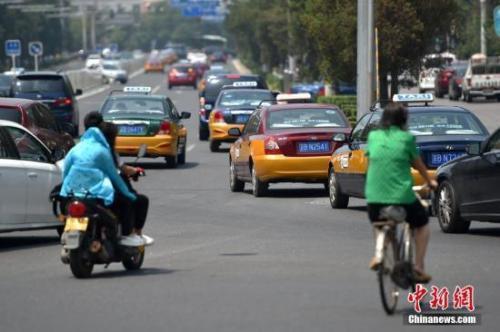 資料圖：在路上行駛的出租車。 中新網(wǎng)記者 金碩 攝