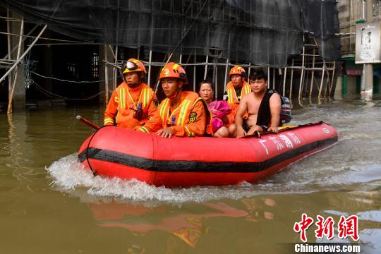 華里社區(qū)內(nèi)消防戰(zhàn)士與一對(duì)剛獲救的夫妻 陳驥?F 攝