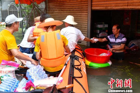 搜救隊(duì)員向樹香村受災(zāi)民眾派發(fā)物資 陳驥?F 攝