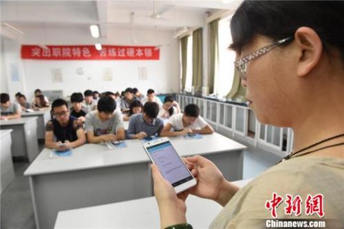 教師抱怨家長群成隱形負(fù)擔(dān):每天都在開家長會