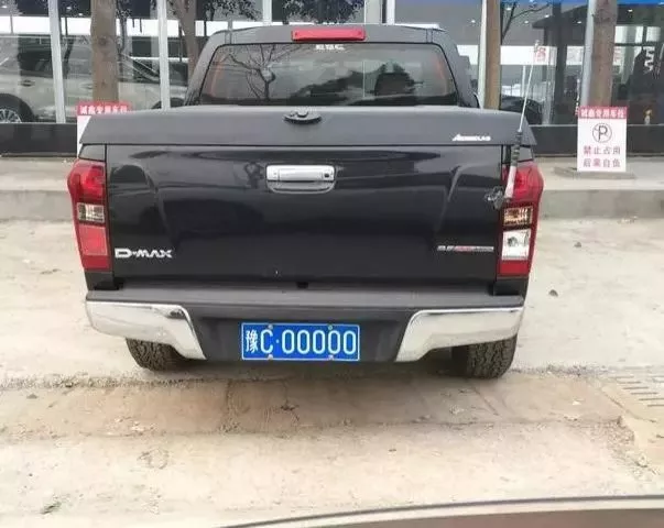 車(chē)主牌號(hào)搖到00000興奮不已 看了網(wǎng)友評(píng)論臉變綠