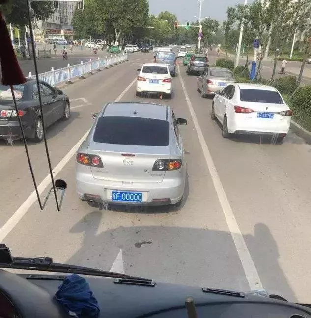 車(chē)主牌號(hào)搖到00000興奮不已 看了網(wǎng)友評(píng)論臉變綠