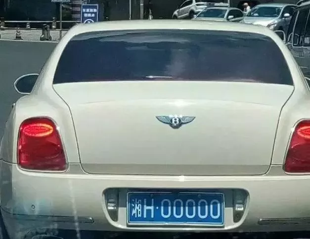車(chē)主牌號(hào)搖到00000興奮不已 看了網(wǎng)友評(píng)論臉變綠