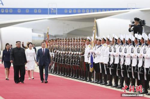 9月18日，韓國(guó)總統(tǒng)文在寅抵達(dá)朝鮮平壤，朝鮮最高領(lǐng)導(dǎo)人金正恩攜夫人李雪主到機(jī)場(chǎng)迎接。圖為文在寅與金正恩檢閱朝鮮儀仗隊(duì)。 平壤聯(lián)合采訪團(tuán)供圖