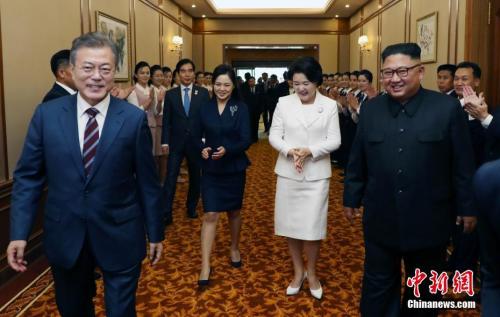 當(dāng)?shù)貢r(shí)間9月18日，朝鮮平壤，韓國(guó)總統(tǒng)文在寅與朝鮮領(lǐng)導(dǎo)人金正恩一同抵達(dá)下榻酒店――平壤百花園國(guó)賓館。