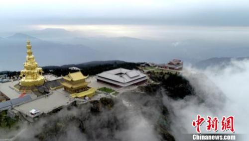 資料圖：云霧中的峨眉山金頂。 劉忠俊攝