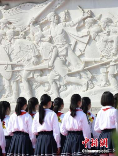 資料圖：少先隊(duì)員瞻仰人民英雄紀(jì)念碑。 中新社記者 廖攀 攝