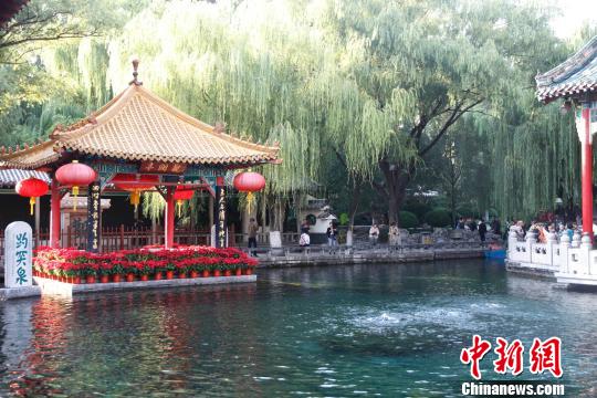 被譽為“天下第一泉”的濟南趵突泉，自2003年9月6日復(fù)涌至今，已連續(xù)噴涌15年連噴。　孫婷婷 攝