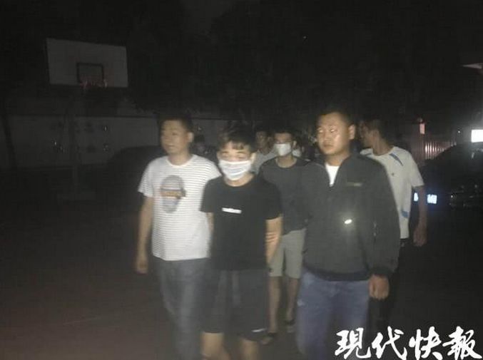 還記得幫外公賣茶的小姐姐嗎？團伙實為一堆男人