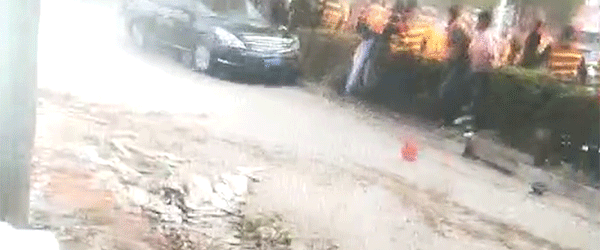 揚(yáng)州一轎車(chē)沖撞房拆人員：已致1死9傷，肇事嫌疑人被控制