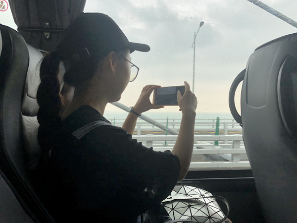 港珠澳大橋通車首日:大橋游火熱 乘客歡呼鼓掌
