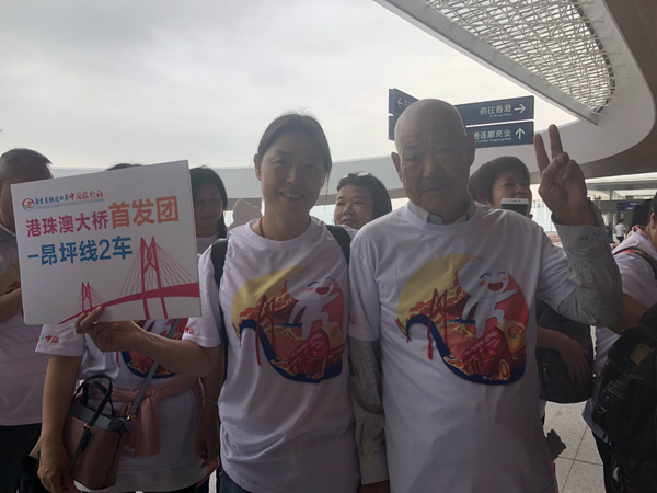 港珠澳大橋通車首日:大橋游火熱 乘客歡呼鼓掌
