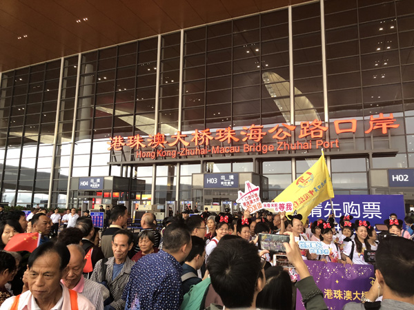 港珠澳大橋通車首日:大橋游火熱 乘客歡呼鼓掌
