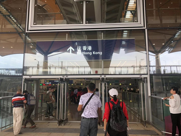 港珠澳大橋通車首日:大橋游火熱 乘客歡呼鼓掌