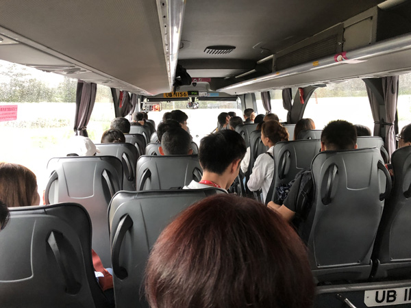 港珠澳大橋通車首日:大橋游火熱 乘客歡呼鼓掌