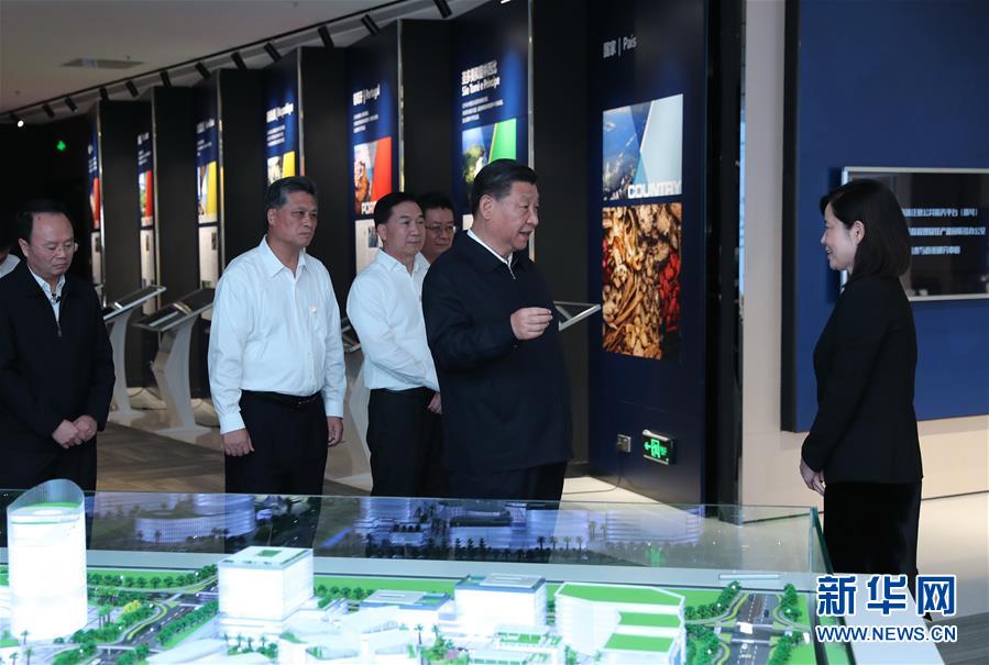 10月22日，中共中央總書記、國家主席、中央軍委主席習(xí)近平在廣東珠?？疾臁＿@是習(xí)近平在橫琴新區(qū)高新技術(shù)片區(qū)考察粵澳合作中醫(yī)藥科技產(chǎn)業(yè)園。 新華社記者鞠鵬攝
