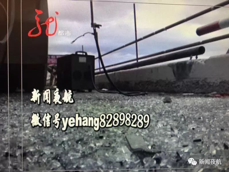黑龍江一客車沖破護欄前身懸空橋外 橋下就是水面